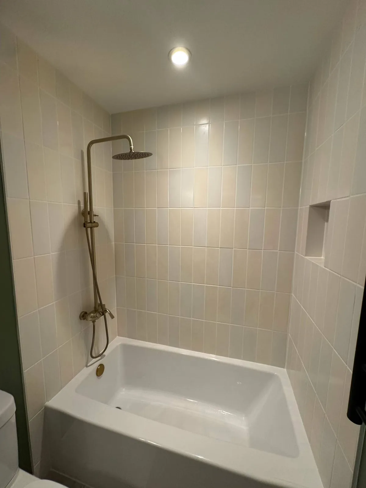 Tub and its tiled surround with the recessed niche above