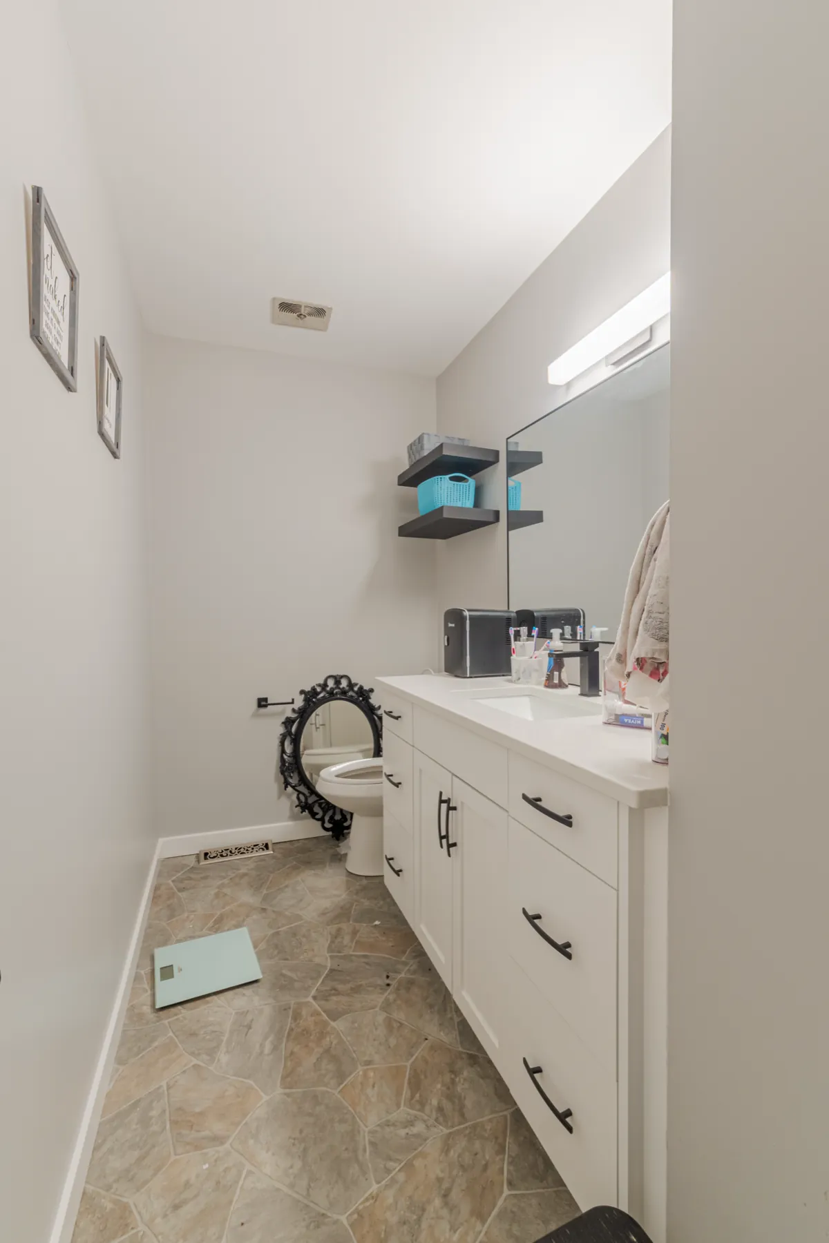 Tiled tub surround and the shower fittings above it
