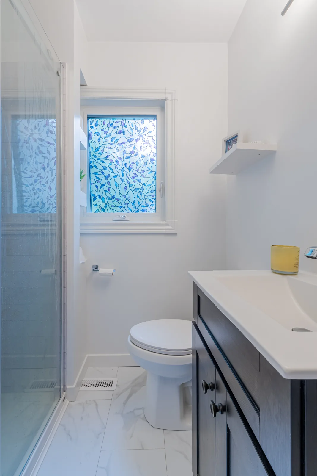 Shower, toilet and vanity in one view, privacy glass at the window
