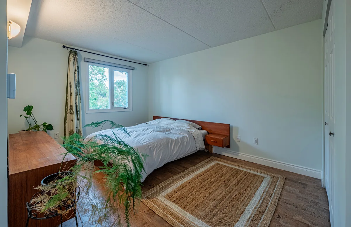 Bedroom with a window onto the treetops