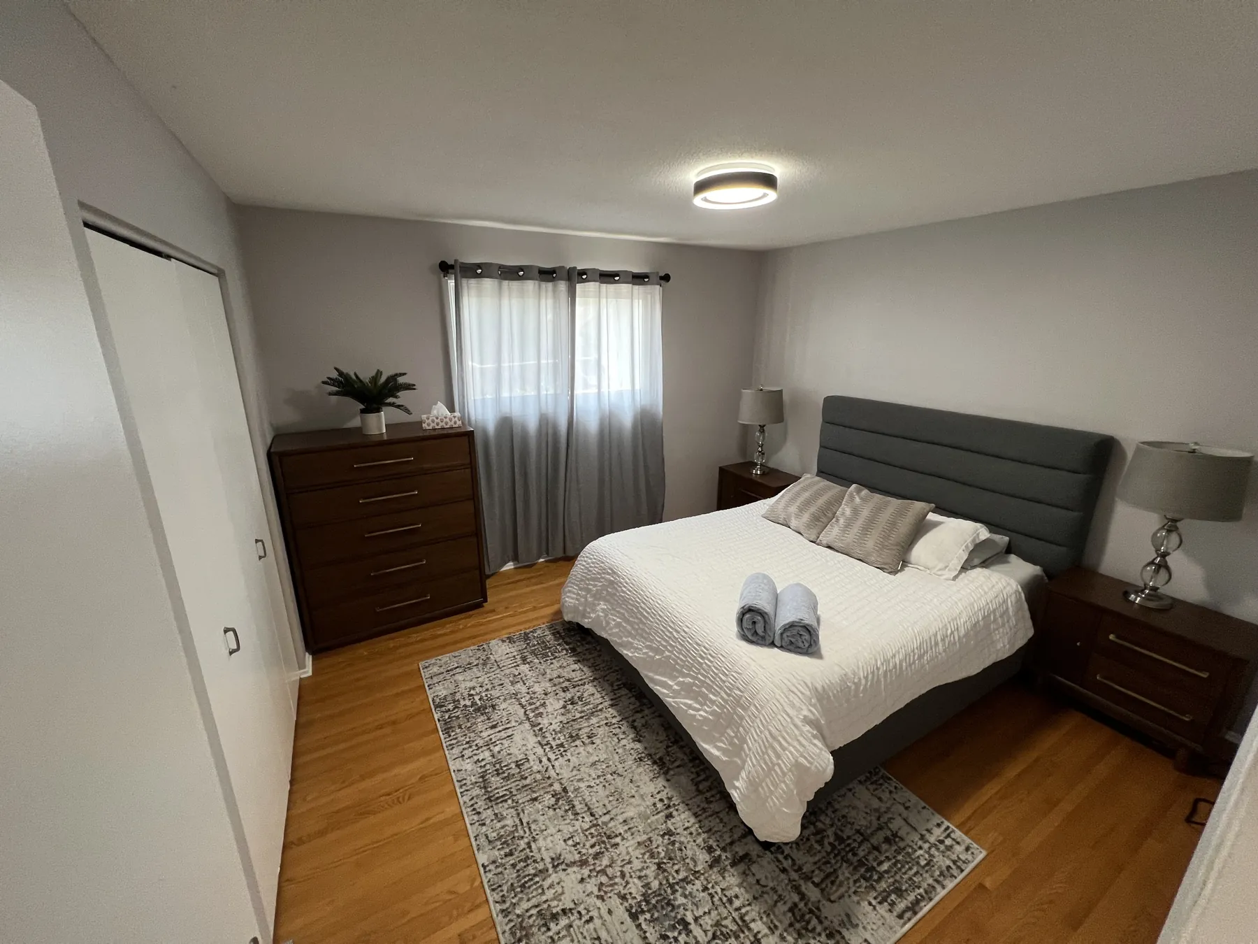 Bedroom with a window onto the yard
